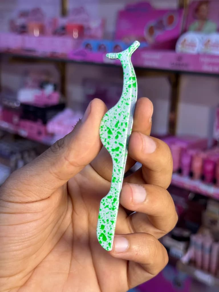 Lash remover